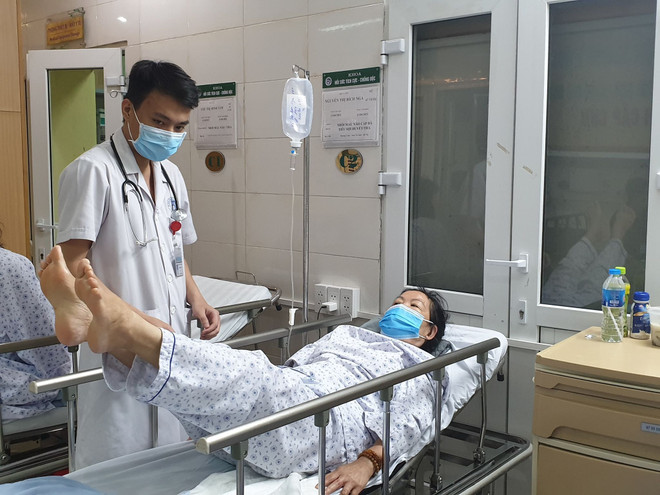 Một bệnh nhân bị đột quỵ đang được y bác sỹ thực hiện phục hồi chức năng ngay trên giường bệnh. (Ảnh: T.G/Vietnam+) Những dấu hiệu không thể xem thường với các bệnh nhân bị đột quỵ ảnh 1
