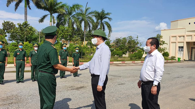 Bộ trưởng Bộ Y tế Nguyễn Thanh Long đi kiểm tra công tác phòng, chống COVID-19 tại Kiên Giang. (Ảnh: PV/Vietnam+) Bộ Y tế: 'Lo lắng trước nguy cơ đợt dịch COVID-19 thứ 4 vào Việt Nam' ảnh 4