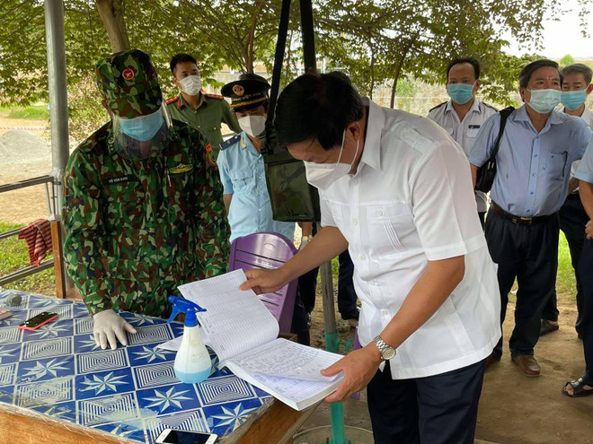 Thứ trưởng Bộ Y tế Đỗ Xuân Tuyên kiểm tra công tác phòng chống dịch tại các tỉnh miền Nam. (Ảnh: PV/Vietnam+) Bộ Y tế: 'Lo lắng trước nguy cơ đợt dịch COVID-19 thứ 4 vào Việt Nam' ảnh 2