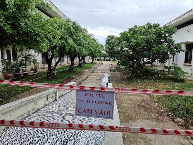 Nhiều khu vực cách ly được tăng cường thiết lập tại các tỉnh phía Nam. (Ảnh: PV/Vietnam+) Bộ Y tế: 'Lo lắng trước nguy cơ đợt dịch COVID-19 thứ 4 vào Việt Nam' ảnh 3