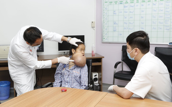 Phẫu thuật thành công loại bỏ khối u 'khổng lồ' ở vùng hàm mặt ảnh 1