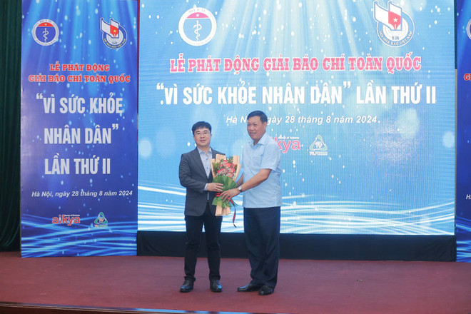 tặng hoa ông Sơn.jpg