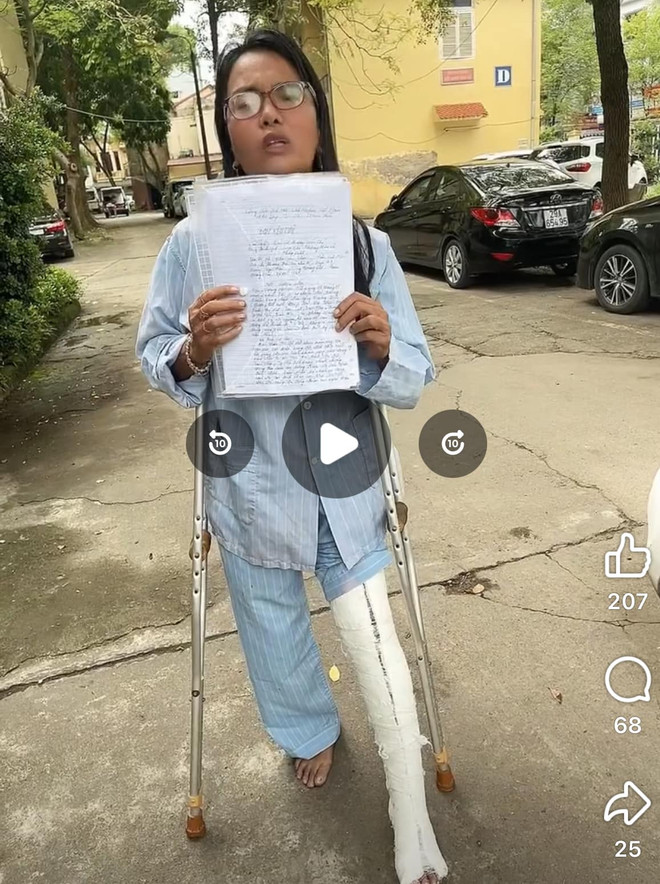Chị DTT cho biết bị đánh gẫy chân và đang phải bó bột. tai khoan 2.jpg