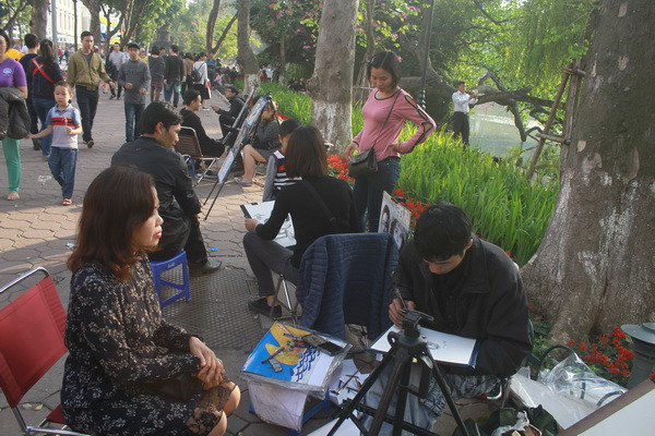 Vẽ tranh chân dung ký họa thu hút du khách dịp đầu năm mới ảnh 2