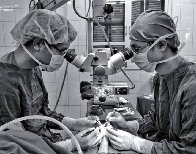 Những ca phẫu thuật vi phẫu được thực hiện thông qua kính hiển vi phóng đại. (Ảnh: PV/Vietnam+) Chia sẻ của bác sỹ về những ca phẫu thuật kéo dài gần một ngày ảnh 2