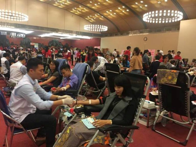 Hàng chục ngàn người tham gia hiến máu ở Lễ hội Xuân hồng ảnh 1