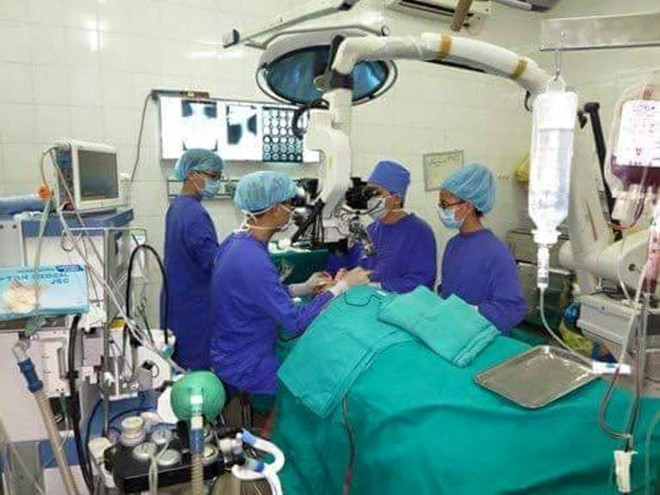 Các bác sỹ trong một ca phẫu thuật vi phẫu tại Bệnh viện Hữu nghị Việt Đức. (Ảnh: PV/Vietnam+) Chia sẻ của bác sỹ về những ca phẫu thuật kéo dài gần một ngày ảnh 1
