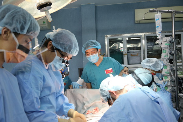 Thủ tướng gửi thư khen các bác sỹ về ca ghép phổi đầu tiên ảnh 1