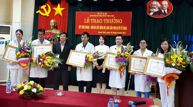 Khen thưởng kíp mổ cứu sống mẹ con sản phụ trong 11 phút ảnh 1