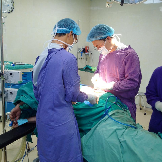 Cứu sống một cô gái bị đạn bắn thủng bụng ở Hà Nội ảnh 2