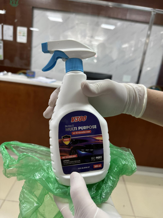Sản phẩm nước lau rửa kính được bệnh nhân đặt mua trên mạng. (Ảnh: T.G/Vietnam+) Người đàn ông nghi nhiễm hóa chất gây hoại tử thịt vì nước lau kính ảnh 1