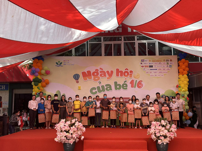 Chương trình Ngày Hội của bé với hơn 60.000 suất quà tặng bệnh nhi ảnh 8