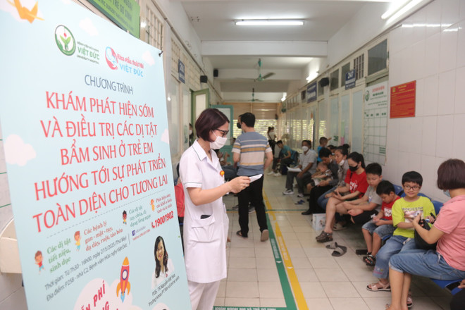 Nhiều trẻ mắc dị tật bẩm sinh đã được đưa tới khám sớm ở bệnh viện ảnh 2