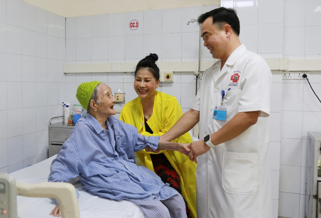 Cụ bà 107 tuổi tươi cười bình phục nhanh sau ca phẫu thuật. (Ảnh: PV/Vietnam+) Thay khớp háng nhân tạo thành công cho cụ bà 107 tuổi ở Quảng Ninh ảnh 2