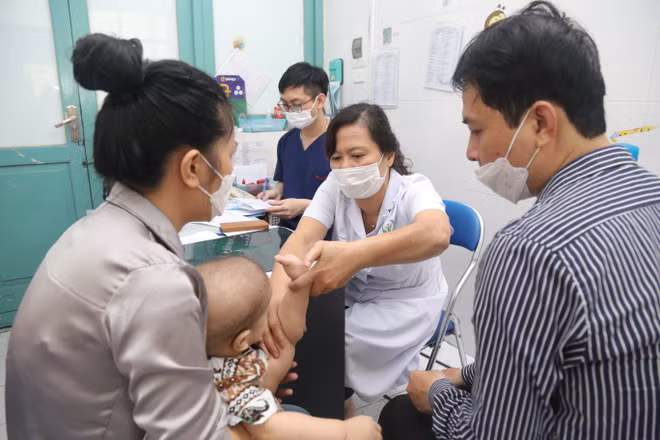 Nhiều trẻ mắc dị tật bẩm sinh đã được đưa tới khám sớm ở bệnh viện ảnh 1