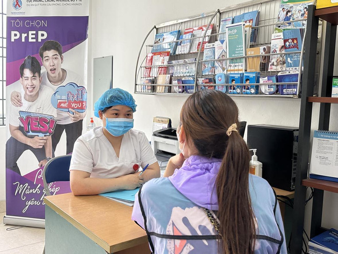Nhân viên y tế tư vấn về cách thức phòng tránh HIV/AIDS. (Ảnh: T.G/Vietnam+) Qũy Toàn cầu: Việt Nam cần lồng ghép nhiều dịch vụ phòng chống HIV ảnh 1