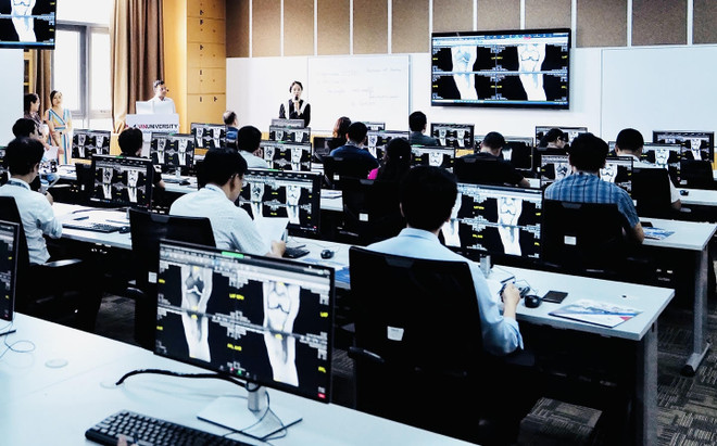 Lớp đào tạo chuyên ngành y khoa theo mô hình hiện đại trên thế giới tại Trường Đại học Vinuni. (Ảnh: PV/vietnam+) Bộ Y tế lên tiếng về việc một số trường xét tuyển y khoa bằng môn Văn ảnh 1