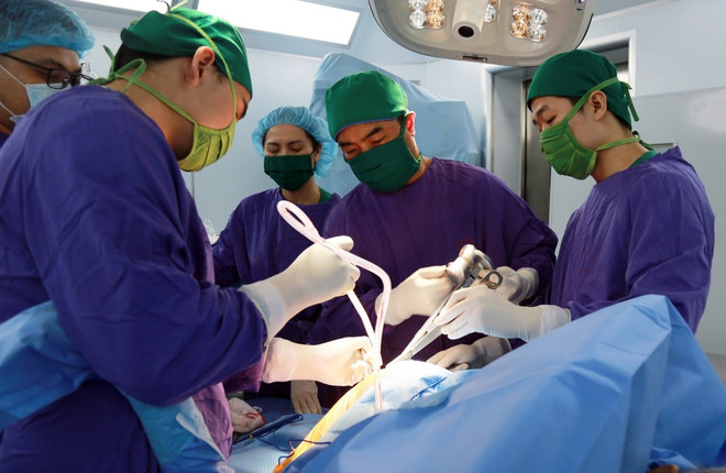 Các bác sỹ thực hiện ca phẫu thuật thay khớp háng nhân tạo thành công cho cụ bà 107 tuổi. (Ảnh: PV/Vietnam+) Thay khớp háng nhân tạo thành công cho cụ bà 107 tuổi ở Quảng Ninh ảnh 1