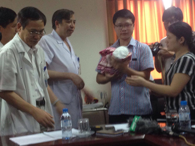 Con trai nữ Thiếu úy Đậu Thị Huyền Trâm được xuất viện ảnh 1