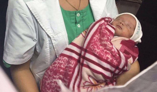 Con trai nữ Thiếu úy Đậu Thị Huyền Trâm được xuất viện ảnh 2