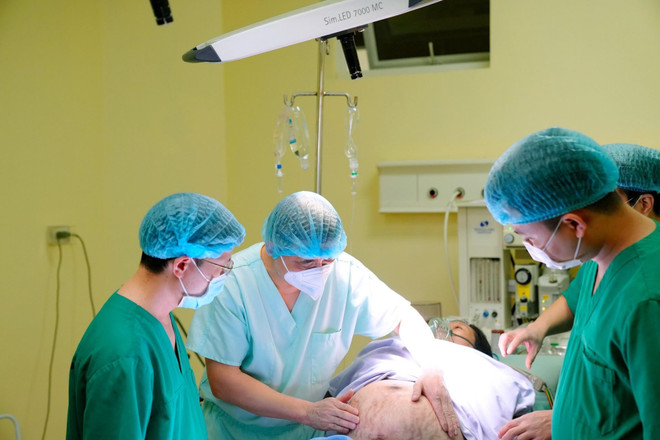 Các bác sỹ khám cho bệnh nhân trước khi phẫu thuật. (Ảnh: PV/Vietnam+) kham-2408.jpg