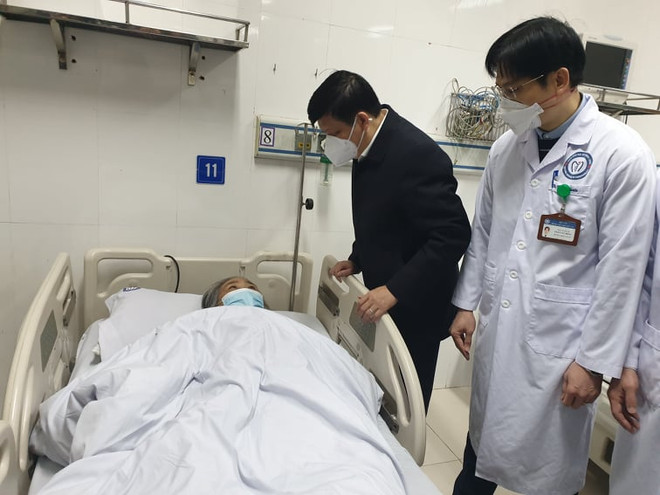 Bộ trưởng Y tế thăm, kiểm tra công tác trực cấp cứu tại 3 bệnh viện ảnh 1