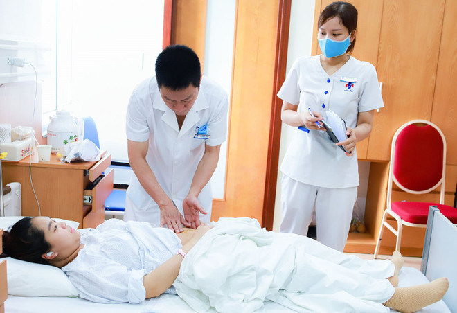 Bác sỹ khám, chăm sóc sức khỏe cho thai phụ. (Ảnh: PV/Vietnam+) Nhiều chương trình khám miễn phí về bệnh tăng huyết áp, thai sản ảnh 1