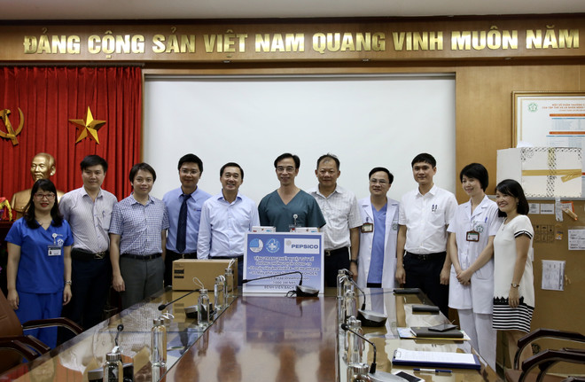 Tặng thiết bị phòng chống dịch COVID-19 cho Bệnh viện Bạch Mai ảnh 1