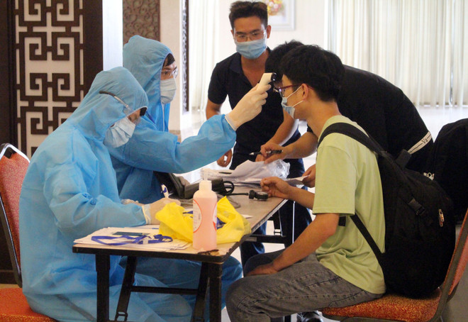 Kiểm tra sức khỏe của người cách ly. (Ảnh: TTXVN/Vietnam+) Phổi bệnh nhân 91 đã hồi phục được 90%, không cần phải ghép phổi ảnh 2