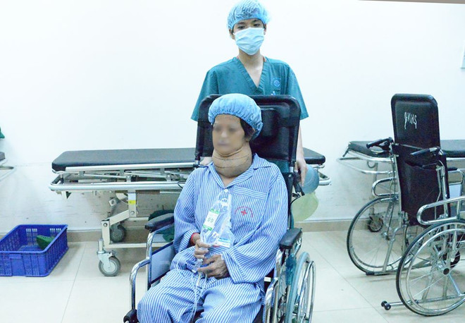 Bệnh nhân với khối bướu giáp khổng lồ đã được các bác sỹ phẫu thuật thành công. (Ảnh: PV/Vietnam+) Phẫu thuật cắt bỏ thành công khối bướu giáp khổng lồ cho một phụ nữ ảnh 1