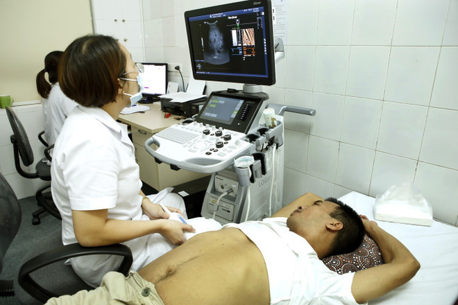 Khám, tư vấn sức khỏe cho một bệnh nhân. (Ảnh: Dương Ngọc/TTXVN) 90% người mắc bệnh ung thư phổi có thể phòng tránh được ảnh 1