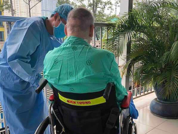Bệnh nhân 91 được các y bác sỹ đưa ra phơi nắng. (Ảnh: Bệnh viện Chợ rẫy) 97% ca mắc COVID-19 khỏi bệnh, Việt Nam chỉ còn 6 ca dương tính ảnh 1