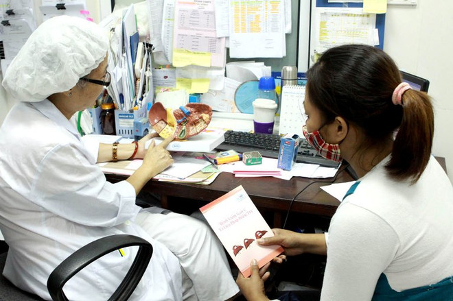 Tư vấn xét nghiệm, tầm soát và chẩn đoán viêm gan virus C cho người dân. (Ảnh: TTXVN/Vietnam+) Việt Nam là một trong những nước có tỷ lệ nhiễm virus viêm gan cao ảnh 1