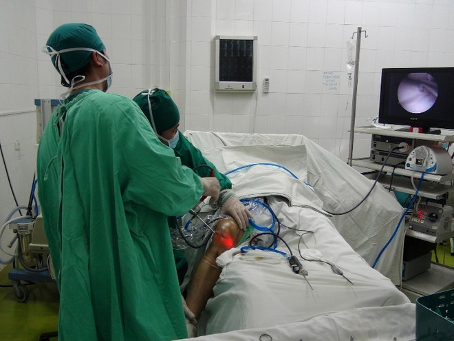 Lãnh đạo Bệnh viện Việt Đức thừa nhận sai sót trong vụ mổ nhầm chân ảnh 1