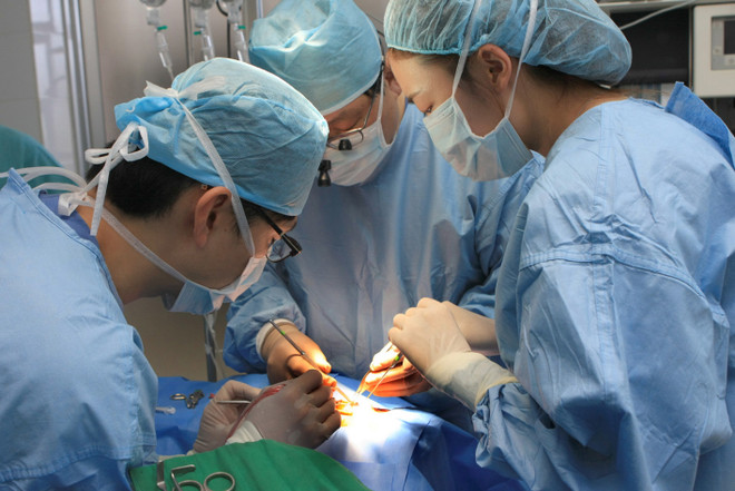 Ký quyết định đình chỉ chuyên môn bác sỹ chính vụ mổ nhầm chân ảnh 1