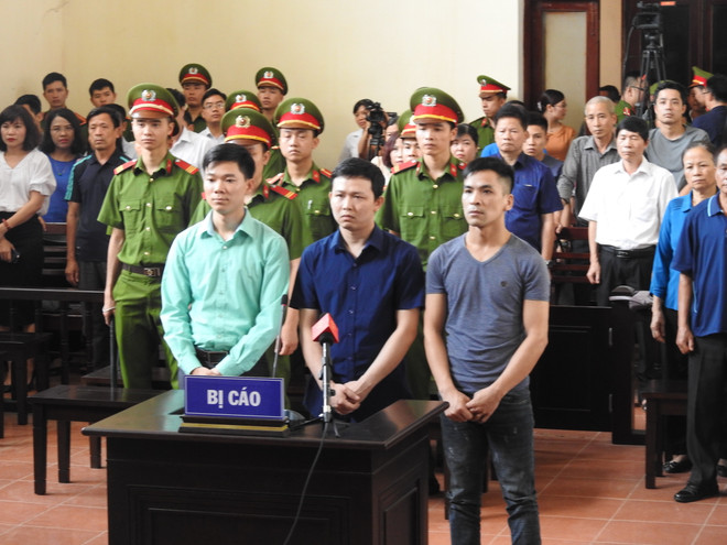 Các bị cáo trong phiên tòa chiều 5/6.(Ảnh: PV/Vietnam+) Hình ảnh người dân mặc áo xanh trong phiên xử bác sỹ Hoàng Công Lương ảnh 10