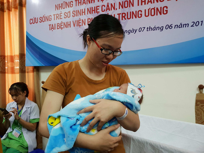 Cứu sống ngoạn mục một bé gái sinh non nặng 500 gram ảnh 1