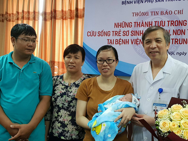 Cứu sống ngoạn mục một bé gái sinh non nặng 500 gram ảnh 2