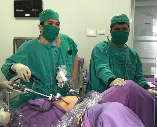 Phẫu thuật nội soi cắt khối u quái buồng trứng cho trẻ 12 tuổi ảnh 1