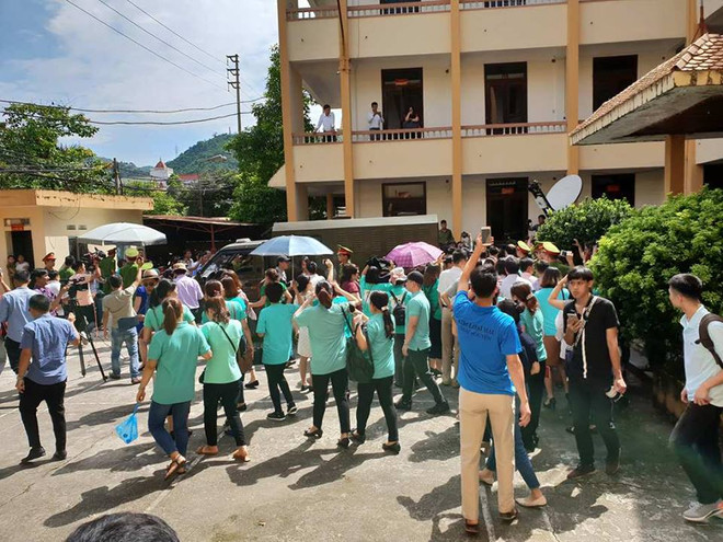 Người dân sau phiên tòa xét xử. (Ảnh: PV/Vietnam+) Hình ảnh người dân mặc áo xanh trong phiên xử bác sỹ Hoàng Công Lương ảnh 3