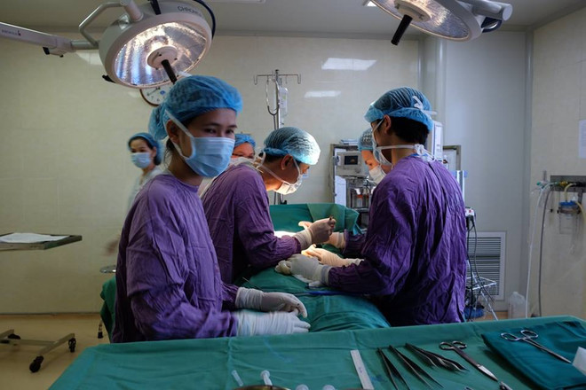 Các bác sỹ phẫu thuật cho bệnh nhân. (Ảnh: PV/Vietnam+) Phẫu thuật tạo hình thành công cho bệnh nhân có bộ ngực khổng lồ ảnh 2