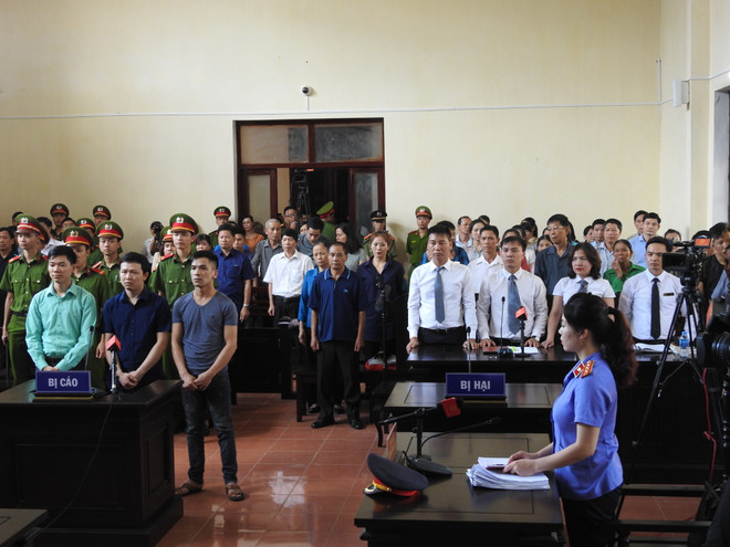 Toàn cảnh phiên tòa ngày 5/6. (Ảnh: PV/Vietnam+) Hình ảnh người dân mặc áo xanh trong phiên xử bác sỹ Hoàng Công Lương ảnh 11