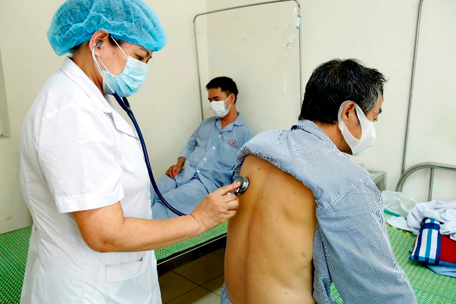 Chăm sóc và điều trị cho bệnh nhân. (Ảnh: Dương Ngọc/TTXVN) Hà Nội cam kết mục tiêu 90-90-90 phòng chống HIV/AIDS ảnh 1