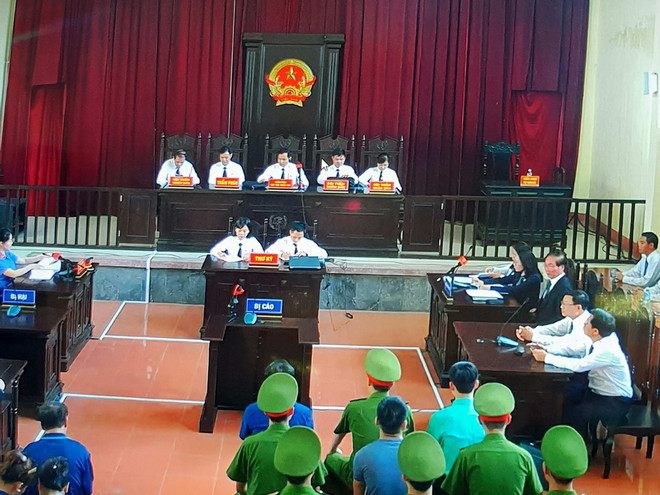 Hình ảnh người dân mặc áo xanh trong phiên xử bác sỹ Hoàng Công Lương ảnh 9