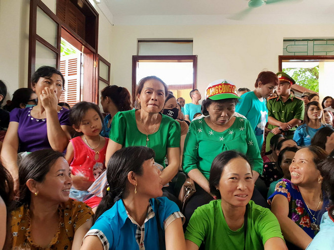 Hình ảnh người dân mặc áo xanh trong phiên xử bác sỹ Hoàng Công Lương ảnh 4