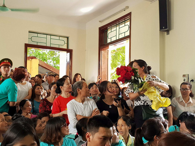 Hình ảnh người dân mặc áo xanh trong phiên xử bác sỹ Hoàng Công Lương ảnh 8