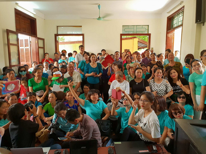 Hình ảnh người dân mặc áo xanh trong phiên xử bác sỹ Hoàng Công Lương ảnh 2