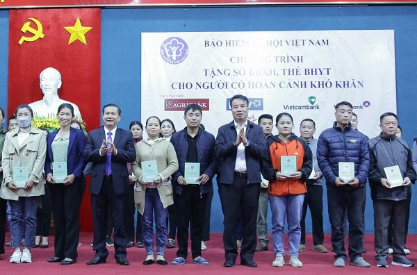 Tổng Giám đốc Nguyễn Thế Mạnh và lãnh đạo Ủy ban Nhân dân huyện Mai Châu tặng sổ Bảo hiểm Xã hội cho người có hoàn cảnh khó khăn. (Ảnh: PV/Vietnam+) tgd-nguyen-the-manh-trao-so-the-6842.jpg