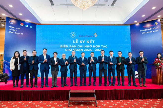 Lãnh đạo Bộ Y tế cùng các đại biểu tham dự chương trình.jpeg