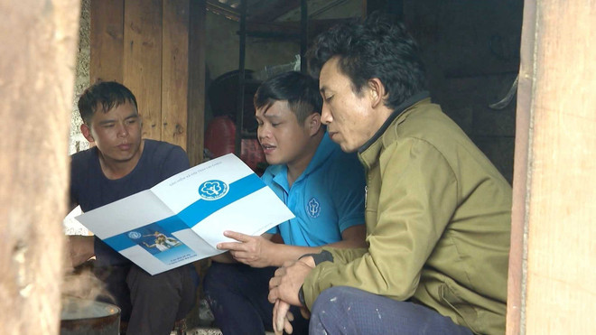 Ngành bảo hiểm xã hội Lai Châu đẩy mạnh công tác tuyên truyền tới từng hộ gia đình trên địa bàn tỉnh. (Ảnh: Việt Hoàng/TTXVN) vna-potal-bao-hiem-y-te-diem-tua-cua-nguoi-dan-lai-chau-6660291-8549.jpg